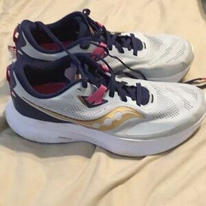Saucony Women's White and Gold Sneakers size 9